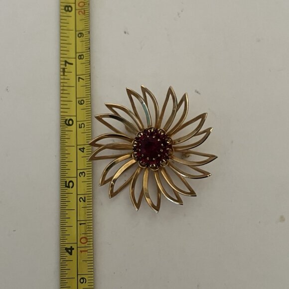 Sarah Coventry Cov Mid Century Gold Tone Flower Brooch Dark Red Rhinestones Pin - Picture 2 of 8